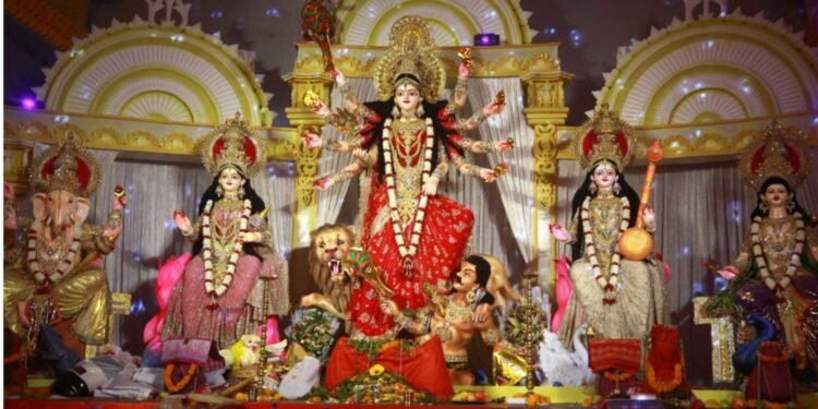 বিজয়া দশমীতে সিঁদুর খেলা ও দর্পণ বিসর্জনে দেবী দুর্গাকে বিদায়