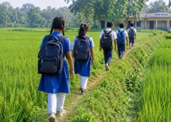 আজ থেকে স্বাভাবিক শিক্ষা কার্যক্রম: ক্লাসে ফিরল লাখো শিক্ষার্থী