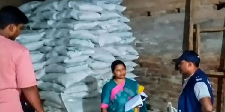 গোডাউনে মিলল ১৫০০ বস্তা সার! দামুড়হুদায় হাতেনাতে সিলগালা